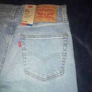 Brand new men’s size 31x32 Levi’s distressed jeans